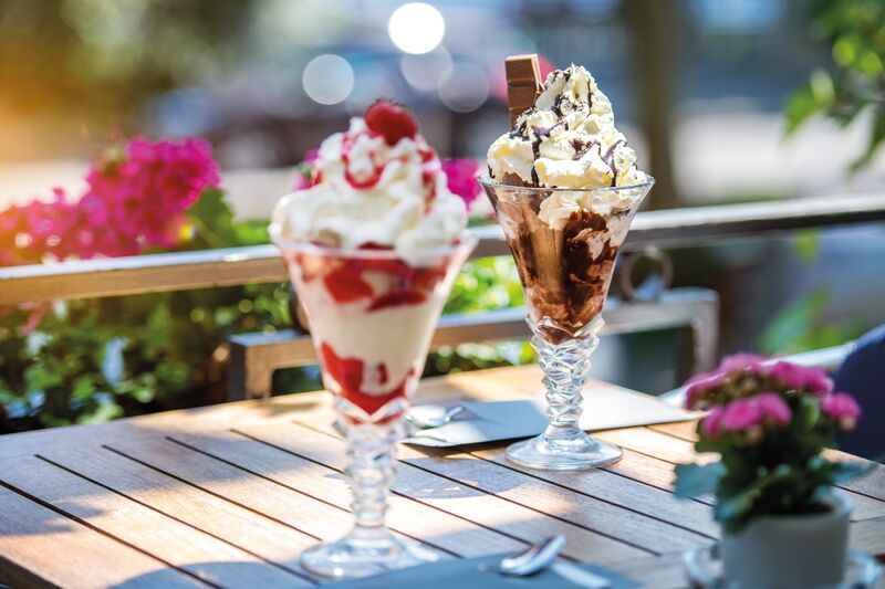 Eisbecher auf der Terrasse